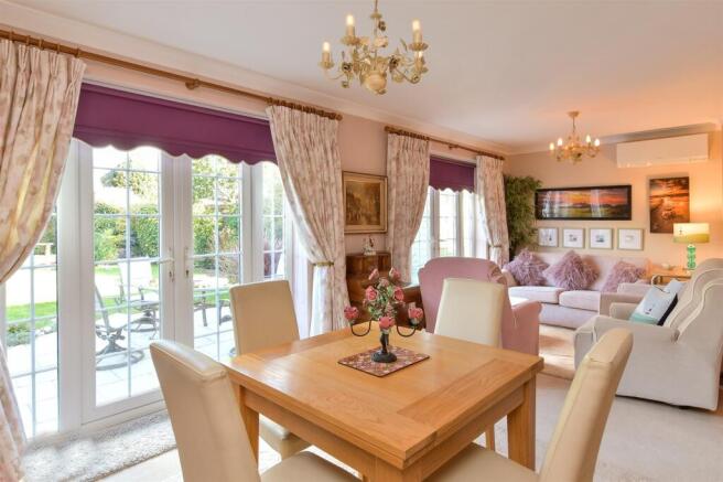Lounge/ Dining Room