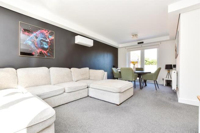 Lounge/Dining Area