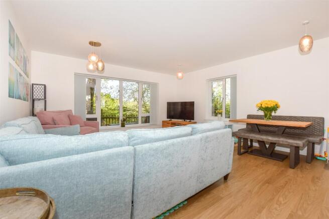 Lounge/Dining Area