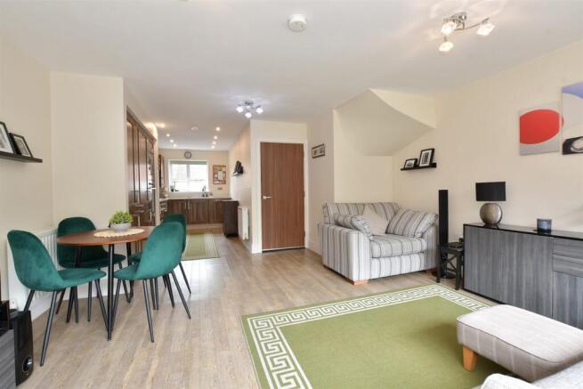 Lounge/Dining Area