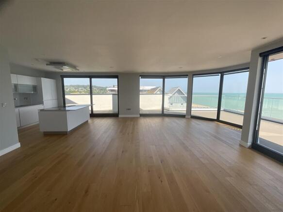 Lounge/Kitchen