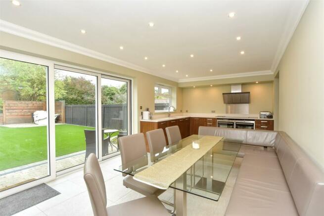 Kitchen/ Dining Area