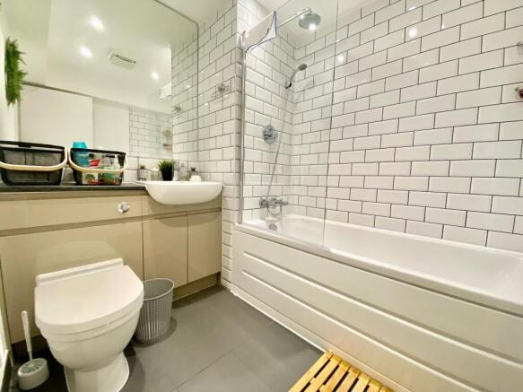 Fully fitted bathroom