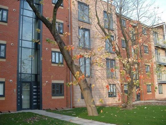 2 bedroom flat to rent in Stretford Road, Manchester, M15