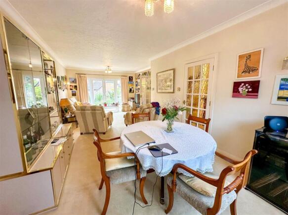 2 Rawlins Close, N3 (2).jpg