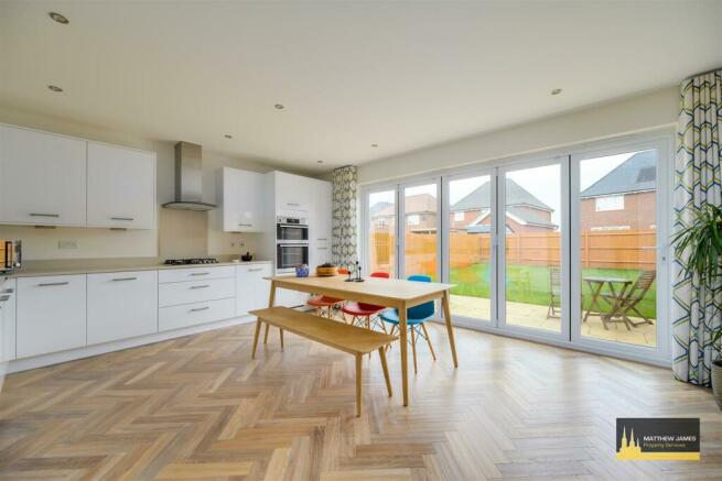 Kitchen/ Dining Room