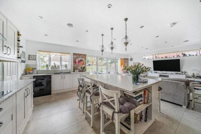 Kitchen 2.jpg