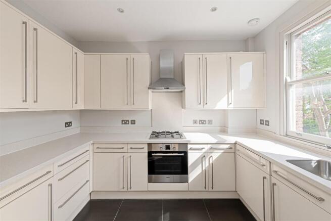 Flat 3, 35 Netherhall Gardens Hi-7.jpg