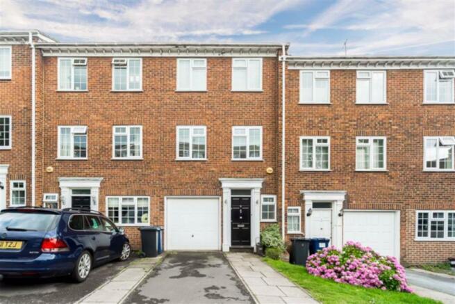 3 Bedroom Town House For Sale In Oakview Gardens London N2