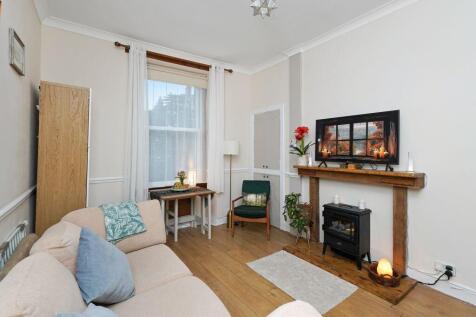 3/1 Piersfield Grove, Piersfield, Edinburgh, EH8 7BT