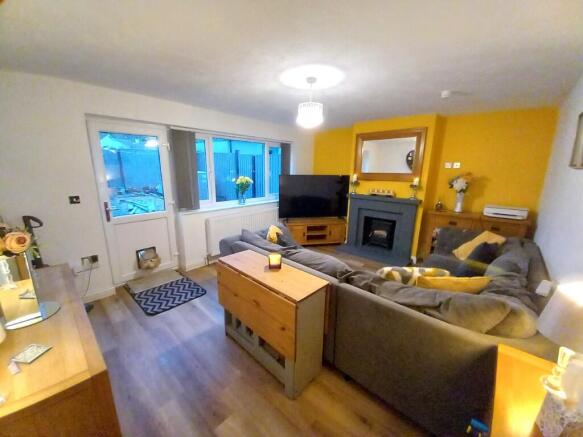 LOUNGE/DINING ROOM 