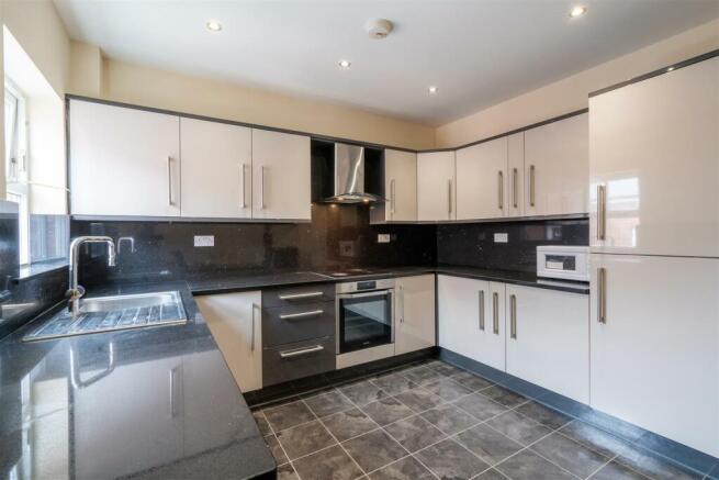 Kitchen 2.jpg