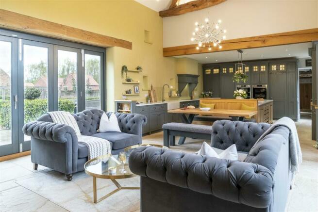 Kitchen-living area with high ceilings