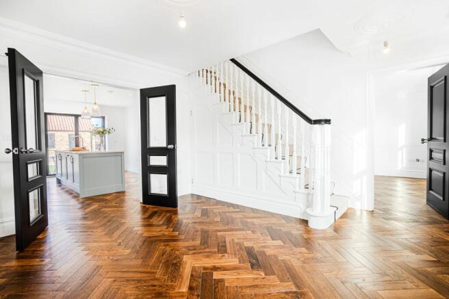 Light and bright entrance hall