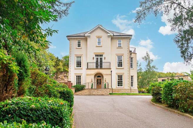 Welcome to the dramatic 1 Vale House Mews...