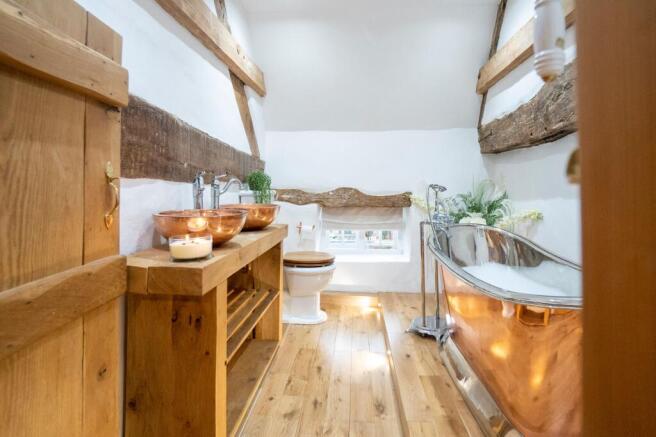 Principal en-suite with beautiful copper tub