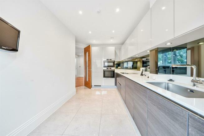 Kitchen/Breakfast Room: