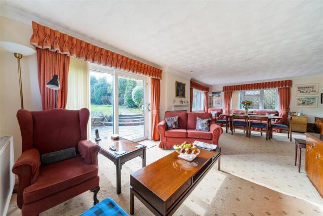 Lounge/Dinign Room: