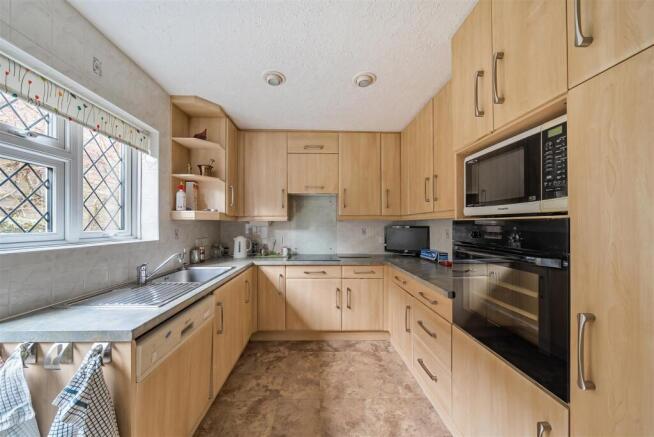 Kitchen/Breakfast Room: