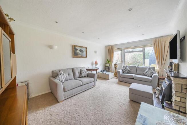 Lounge/Dining Room: