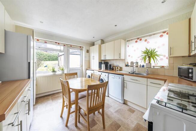 Kitchen/Breakfast Room: