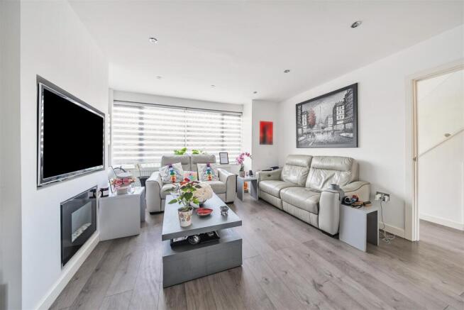 Lounge/Dining Room:
