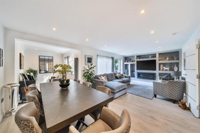 Lounge/Dining Room: