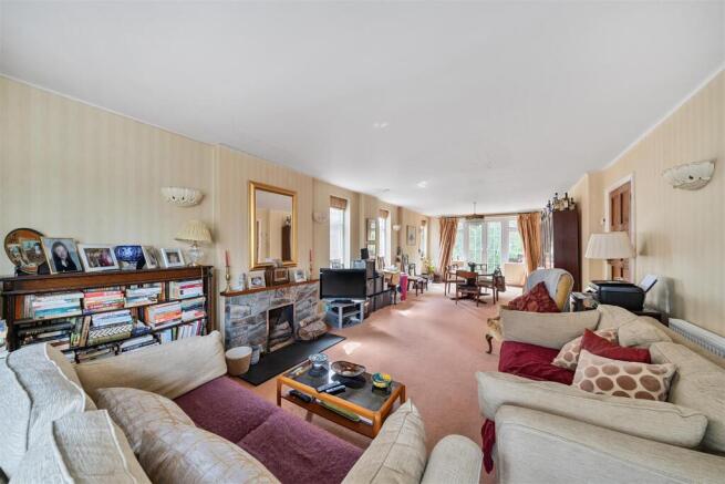 Lounge/Dining Room: