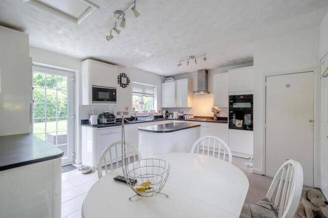 Kitchen/Breakfast Room: