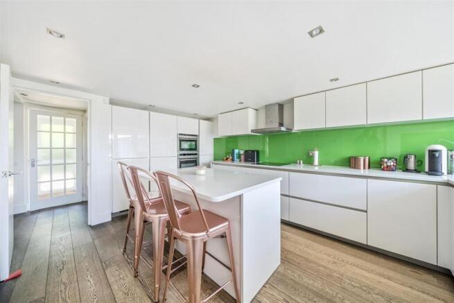 Kitchen/Breakfast Room: