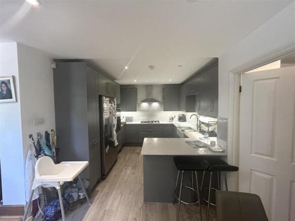 Kitchen/Breakfast Room: