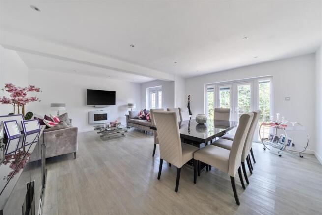 Lounge/Dining Room: