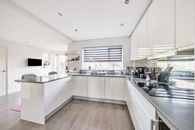 Kitchen/Breakfast Room: