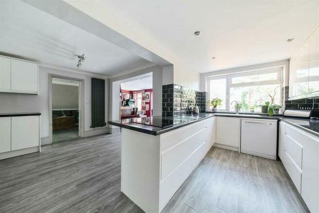 Kitchen/Breakfast Room: