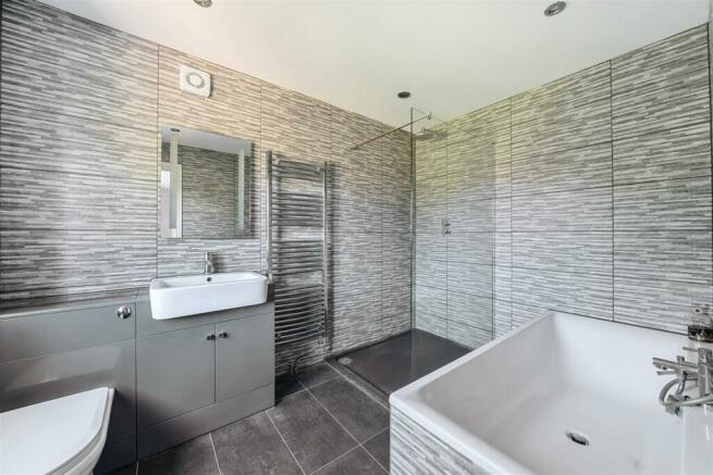 En Suite Bathroom: