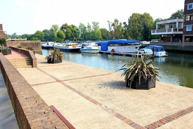 1/2 Bedroom Flat Brentford Docks