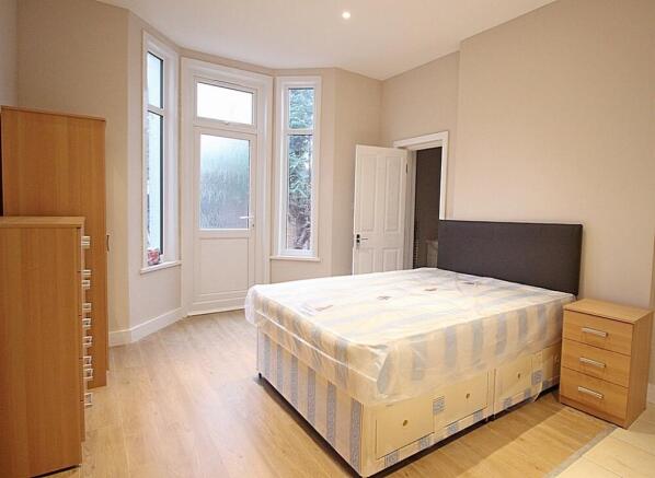 Studio Flat to Rent with garden Lampton Road