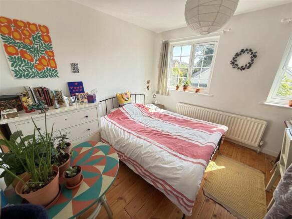 Bedroom one Glou.jpg