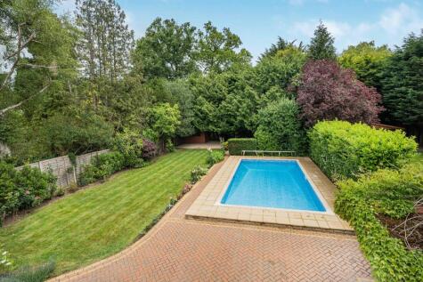 Pine Grove, Brookmans Park, AL9