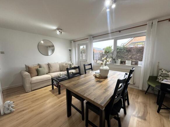 Living room pic 2.jpg