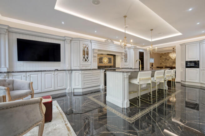 Stunning 4-Bedroom Detached Home with Luxurious F