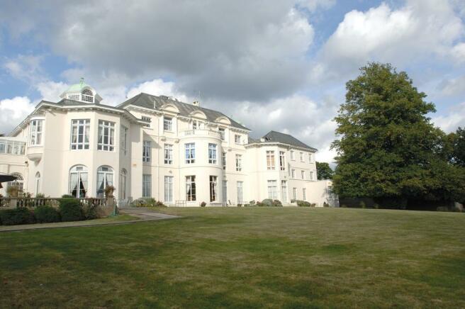 2 bedroom retirement property for sale in 19 Bushey Park Bushey