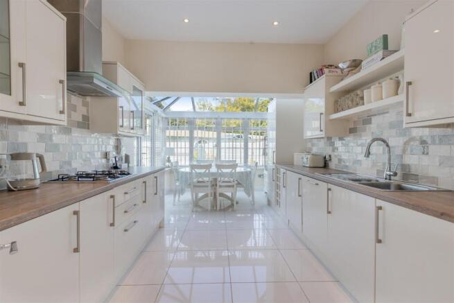 A11 - The Hamptons, Torquay - 250429.jpg