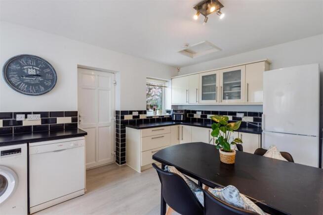 A10 - Pine Lodge Copythorne Road Brixham - 250609.
