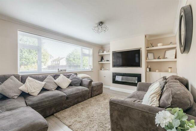 11 Magdalen Crescent, Byfleet, KT14 7SR - 1.jpg