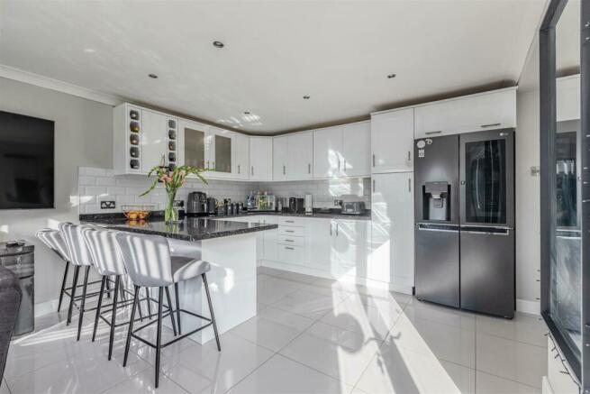 11 Magdalen Crescent, Byfleet, KT14 7SR - 13.jpg