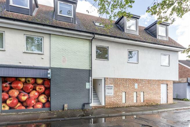 8 Vanners Parade, Byfleet, KT14 7RZ - 10.jpg
