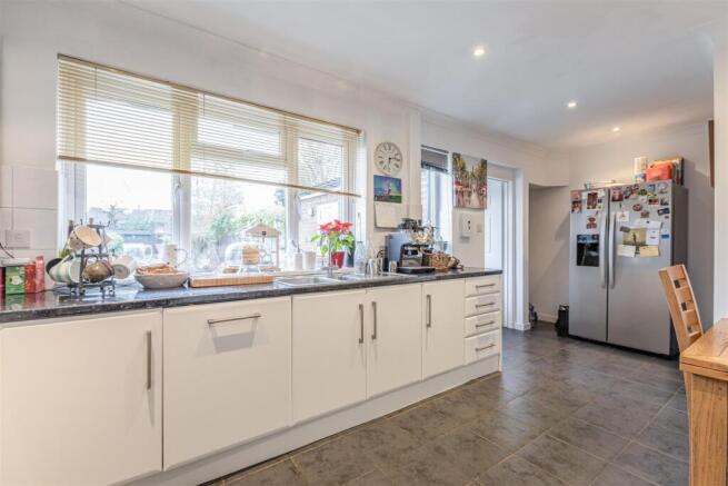 7 Cornwall Avenue, KT14 7EX - 2.jpg
