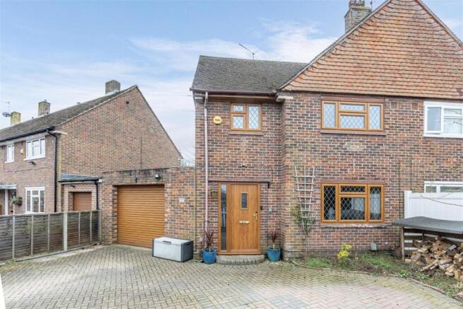 17 Cornwall Avenue, KT14 7EX - 19.jpg