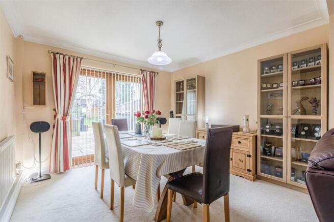 17 Cornwall Avenue, KT14 7EX - 3.jpg
